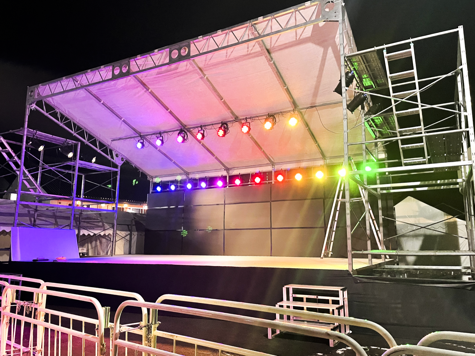 照明設備を備えたイベントステージの写真